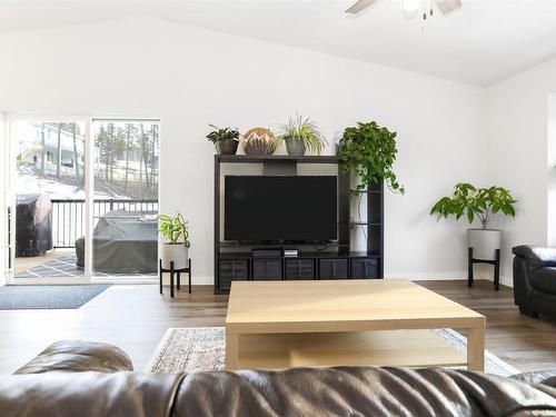 7105 Dunwaters Road, Kelowna, BC - Indoor Photo Showing Living Room