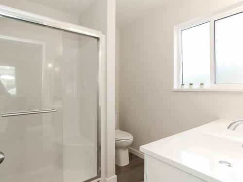 7105 Dunwaters Road, Kelowna, BC - Indoor Photo Showing Bathroom