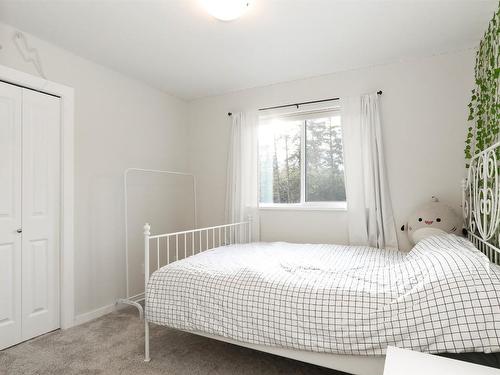 7105 Dunwaters Road, Kelowna, BC - Indoor Photo Showing Bedroom