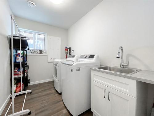 7105 Dunwaters Road, Kelowna, BC - Indoor Photo Showing Laundry Room