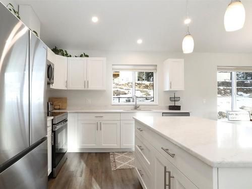 7105 Dunwaters Road, Kelowna, BC - Indoor Photo Showing Kitchen