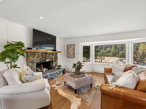 4821 Elk Rd, Saanich, BC - Indoor Photo Showing Dining Room