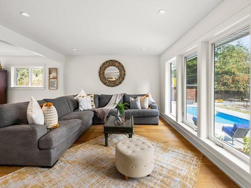 4821 Elk Rd, Saanich, BC - Indoor Photo Showing Living Room