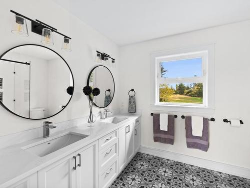 4821 Elk Rd, Saanich, BC - Indoor Photo Showing Bathroom