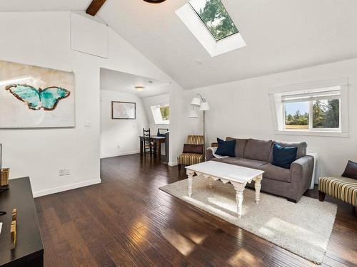 4821 Elk Rd, Saanich, BC - Indoor Photo Showing Bedroom