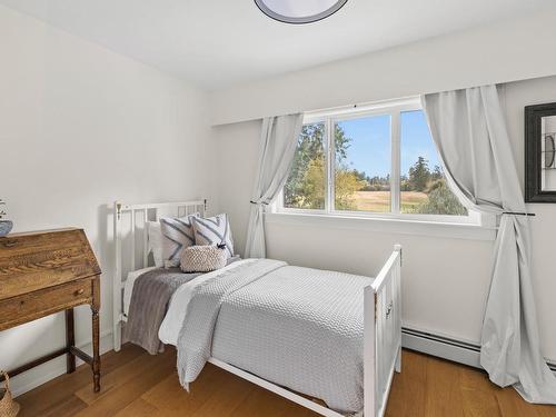 4821 Elk Rd, Saanich, BC - Indoor Photo Showing Bedroom