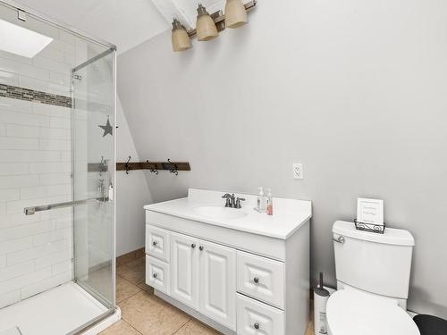 4821 Elk Rd, Saanich, BC - Indoor Photo Showing Bathroom