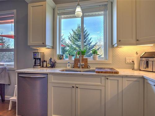 94 Beech Cres, Lake Cowichan, BC - Indoor Photo Showing Kitchen