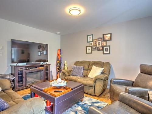 94 Beech Cres, Lake Cowichan, BC - Indoor Photo Showing Living Room