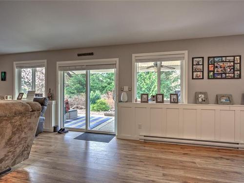 94 Beech Cres, Lake Cowichan, BC - Indoor Photo Showing Living Room