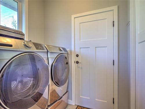 94 Beech Cres, Lake Cowichan, BC - Indoor Photo Showing Laundry Room
