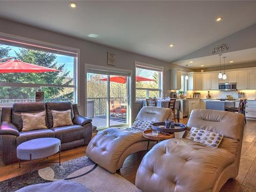 94 Beech Cres, Lake Cowichan, BC - Indoor Photo Showing Living Room