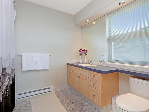 1360 Farquharson Dr, Courtenay, BC - Indoor Photo Showing Bathroom