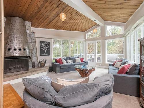 8410 Alec Rd, Central Saanich, BC - Indoor Photo Showing Living Room With Fireplace