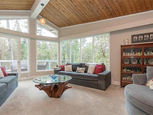 8410 Alec Rd, Central Saanich, BC - Indoor Photo Showing Living Room