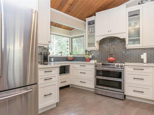 8410 Alec Rd, Central Saanich, BC - Indoor Photo Showing Kitchen With Upgraded Kitchen