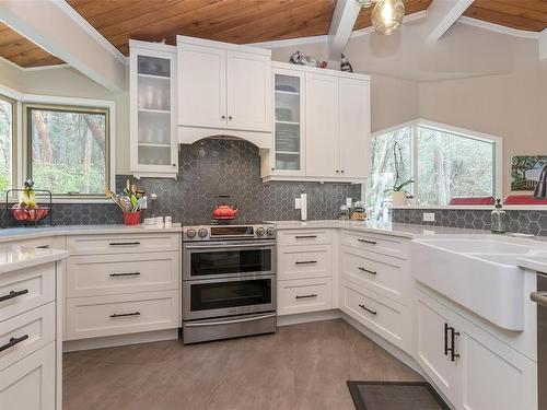 8410 Alec Rd, Central Saanich, BC - Indoor Photo Showing Kitchen With Upgraded Kitchen