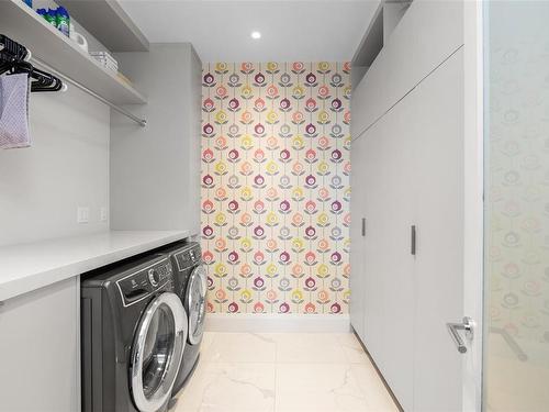 403-986 Heywood Ave, Victoria, BC - Indoor Photo Showing Laundry Room