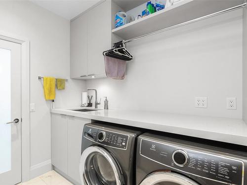 403-986 Heywood Ave, Victoria, BC - Indoor Photo Showing Laundry Room
