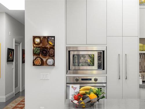 403-986 Heywood Ave, Victoria, BC - Indoor Photo Showing Kitchen