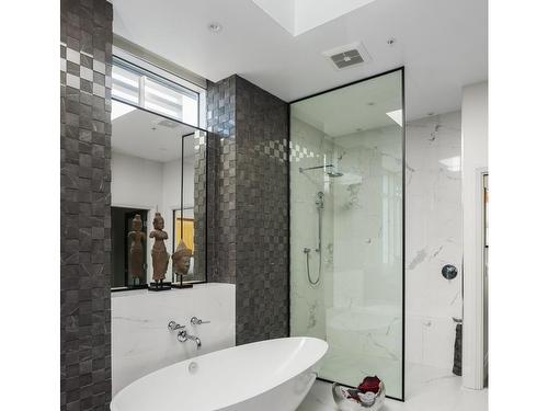 403-986 Heywood Ave, Victoria, BC - Indoor Photo Showing Bathroom