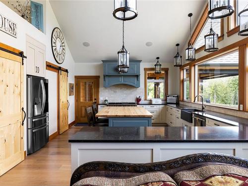 416 Grovehill Rd, Qualicum Beach, BC - Indoor Photo Showing Kitchen With Upgraded Kitchen