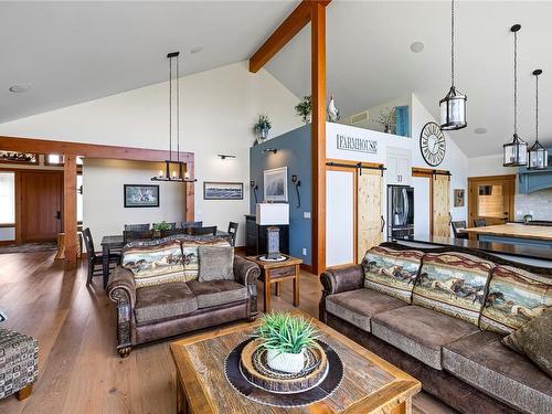 416 Grovehill Rd, Qualicum Beach, BC - Indoor Photo Showing Living Room
