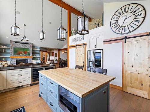 416 Grovehill Rd, Qualicum Beach, BC - Indoor Photo Showing Kitchen