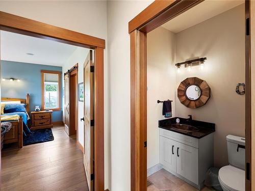 416 Grovehill Rd, Qualicum Beach, BC - Indoor Photo Showing Bathroom