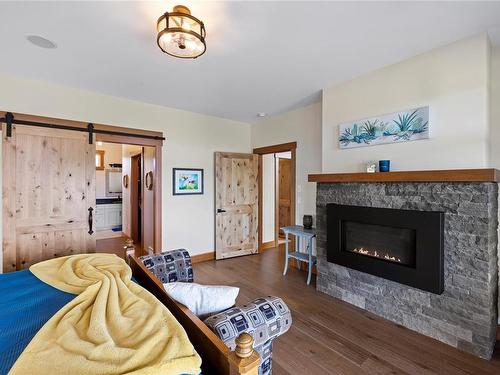 416 Grovehill Rd, Qualicum Beach, BC - Indoor Photo Showing Living Room With Fireplace