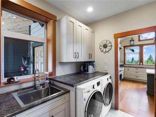 416 Grovehill Rd, Qualicum Beach, BC - Indoor Photo Showing Laundry Room