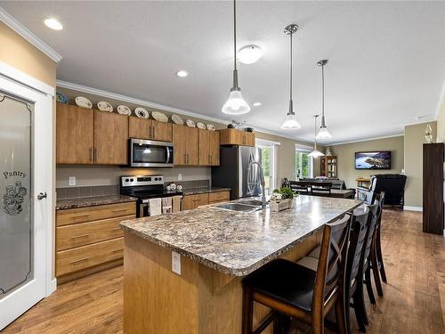 416 Grovehill Rd, Qualicum Beach, BC - Indoor Photo Showing Kitchen With Double Sink With Upgraded Kitchen