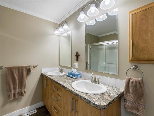 416 Grovehill Rd, Qualicum Beach, BC - Indoor Photo Showing Bathroom