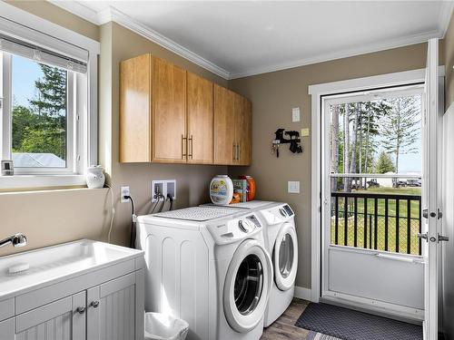 416 Grovehill Rd, Qualicum Beach, BC - Indoor Photo Showing Laundry Room