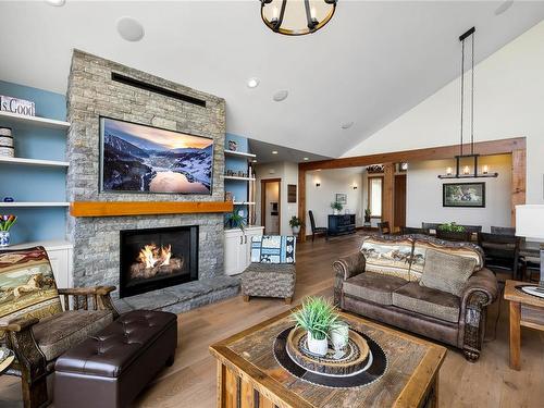 416 Grovehill Rd, Qualicum Beach, BC - Indoor Photo Showing Living Room With Fireplace