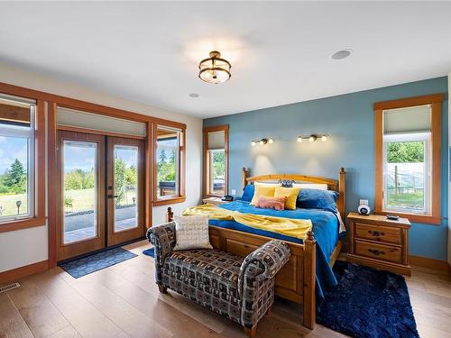 416 Grovehill Rd, Qualicum Beach, BC - Indoor Photo Showing Bedroom