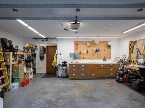 1397 Kingsview Rd, Duncan, BC - Indoor Photo Showing Garage