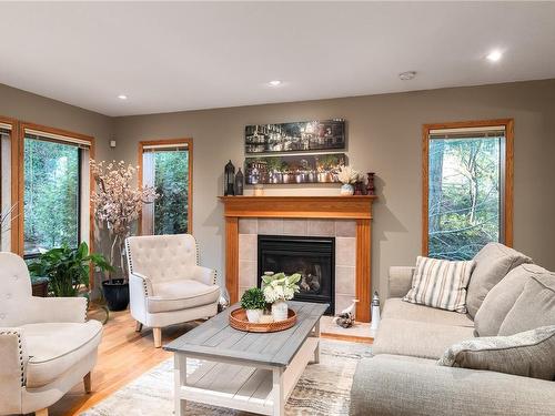 1397 Kingsview Rd, Duncan, BC - Indoor Photo Showing Living Room With Fireplace