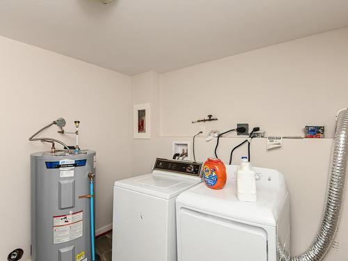 622 Pidcock Ave, Courtenay, BC - Indoor Photo Showing Laundry Room