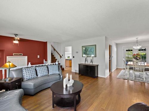 2828 Long Lake Road, Kamloops, BC - Indoor Photo Showing Living Room