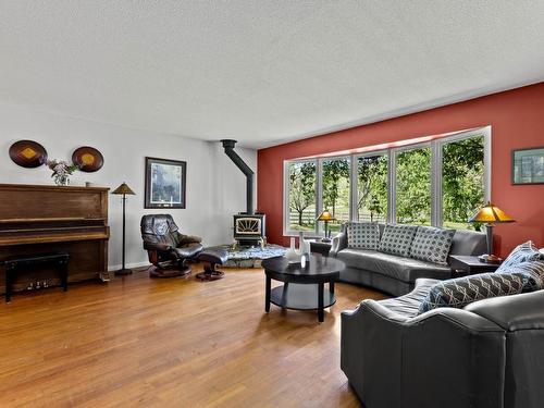 2828 Long Lake Road, Kamloops, BC - Indoor Photo Showing Living Room With Fireplace