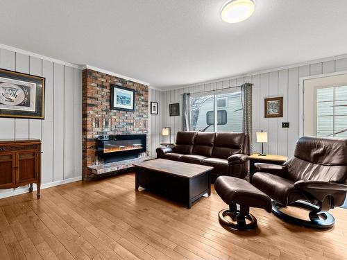 2828 Long Lake Road, Kamloops, BC - Indoor Photo Showing Living Room