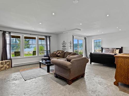 3461 Red Lake Drive, Kamloops, BC - Indoor Photo Showing Living Room
