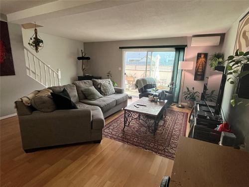 118-3315 Wilson Street, Penticton, BC - Indoor Photo Showing Living Room