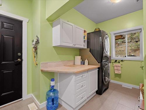 9143 Tronson Road, Vernon, BC - Indoor Photo Showing Laundry Room