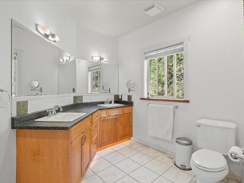 9143 Tronson Road, Vernon, BC - Indoor Photo Showing Bathroom