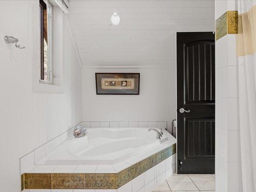 9143 Tronson Road, Vernon, BC - Indoor Photo Showing Bathroom