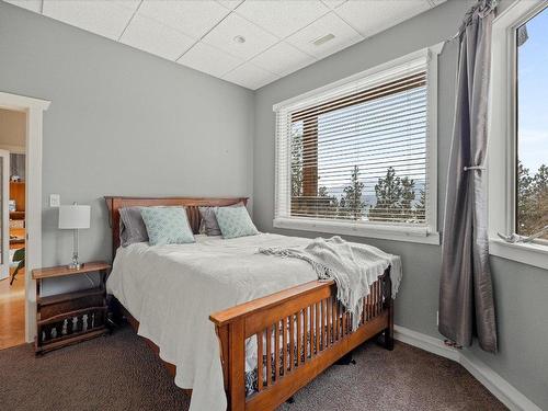 9143 Tronson Road, Vernon, BC - Indoor Photo Showing Bedroom