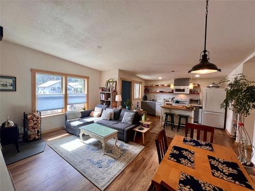 289 Allison Avenue, Princeton, BC - Indoor Photo Showing Living Room