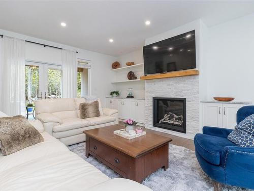 630 Woodcreek Dr, North Saanich, BC - Indoor Photo Showing Living Room With Fireplace